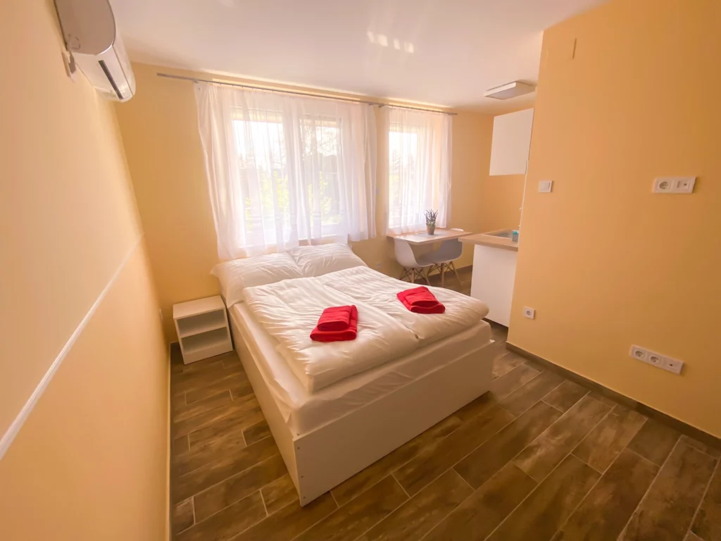 A szegedi Fasor Vendégház szállás Standard Apartman Mediterrán nevű apartmanja