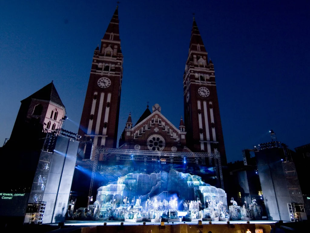 A Szegedi Szabadtéri Játékok színpada előadás közben, éjszaka, a Szegedi Dóm előtt